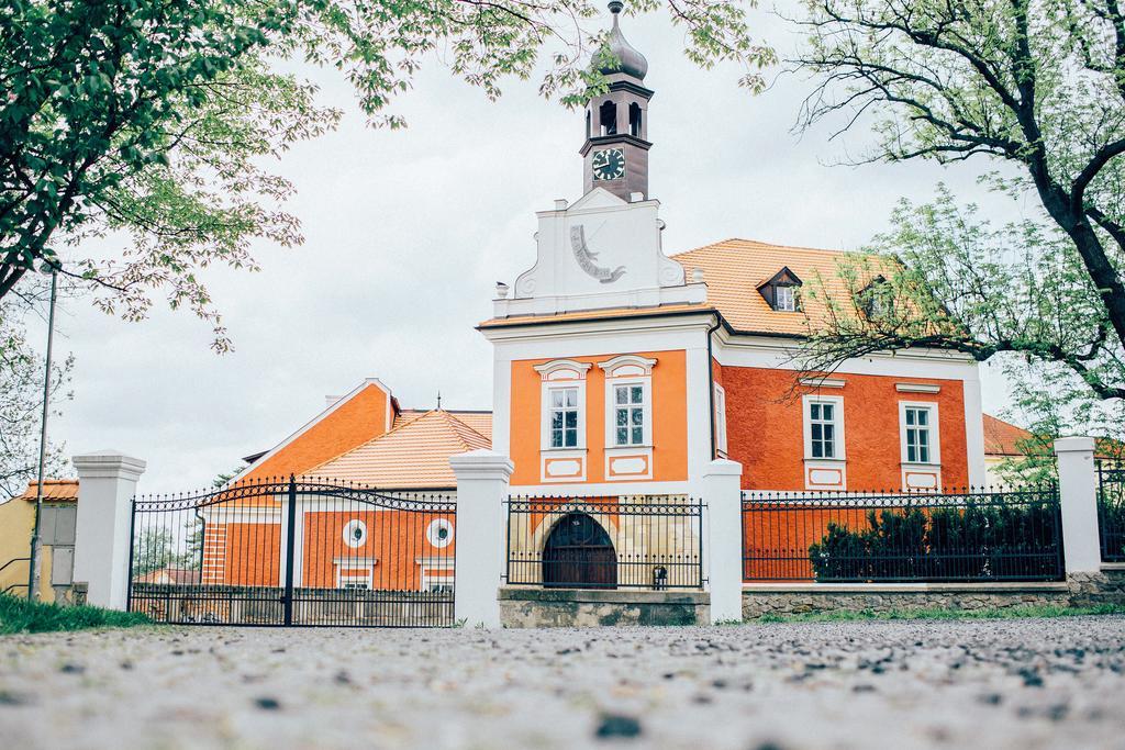 Savoia Castle Pension Škvorec Buitenkant foto