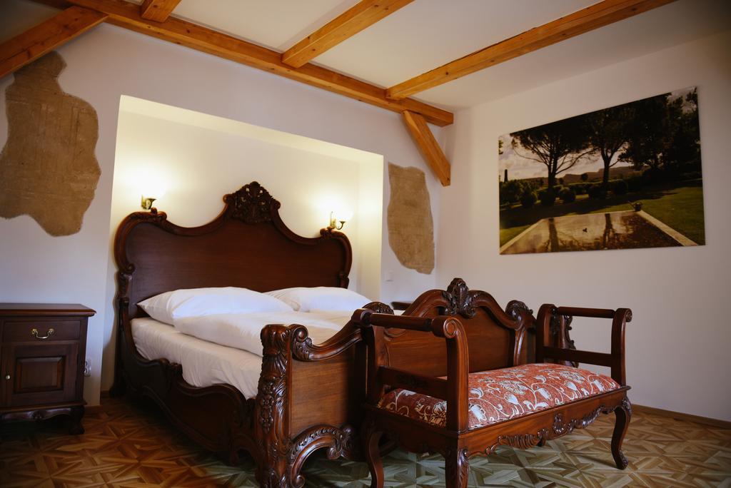 Savoia Castle Pension Škvorec Buitenkant foto